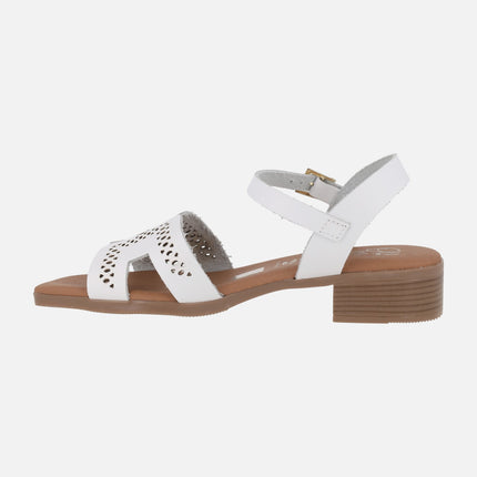 Sandalias de piel con tacón bajo y troquelados