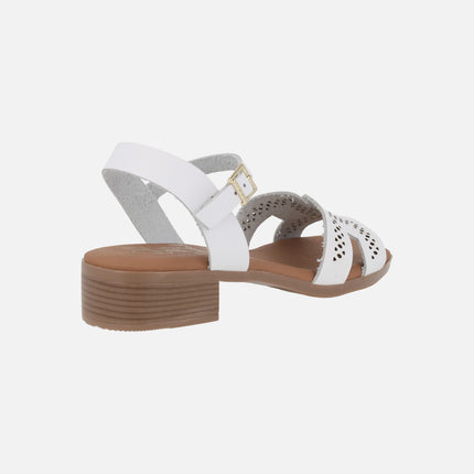 Sandalias de piel con tacón bajo y troquelados