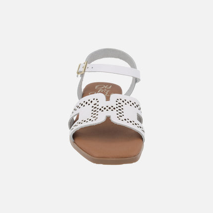 Sandalias de piel con tacón bajo y troquelados