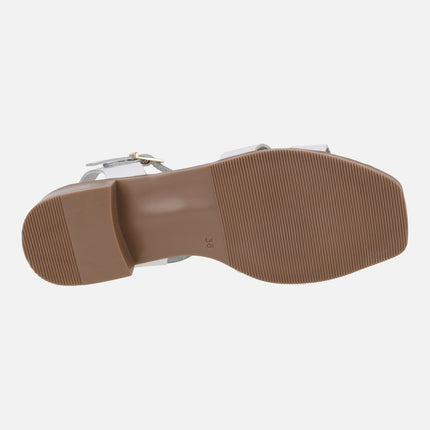 Sandalias de piel con tacón bajo y troquelados