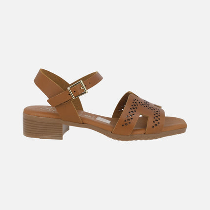 Sandalias de piel con tacón bajo y troquelados