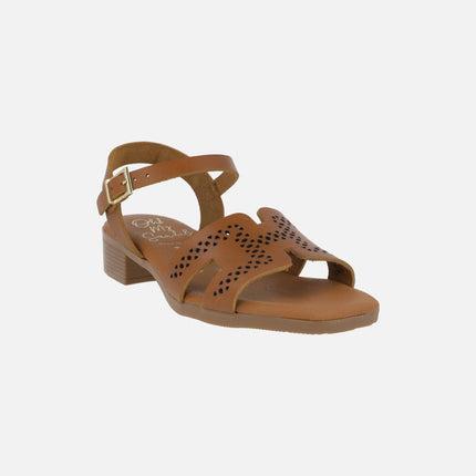 Sandalias de piel con tacón bajo y troquelados
