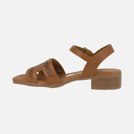 Sandalias de piel con tacón bajo y troquelados