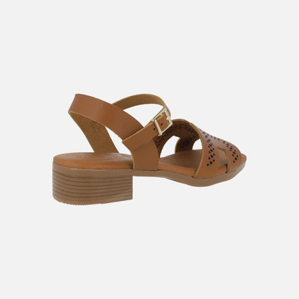 Sandalias de piel con tacón bajo y troquelados