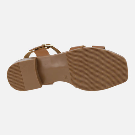 Sandalias de piel con tacón bajo y troquelados