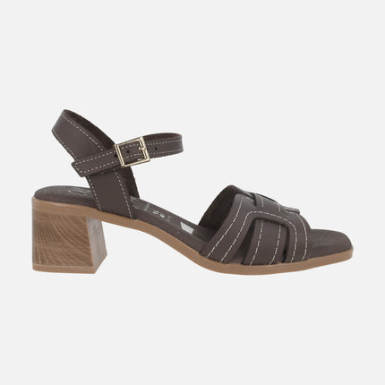 Sandalias de piel en marrón chocolate con pespuntes