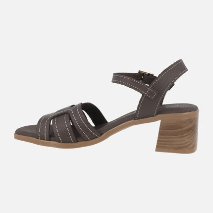 Sandalias de piel en marrón chocolate con pespuntes