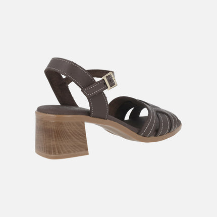 Sandalias de piel en marrón chocolate con pespuntes