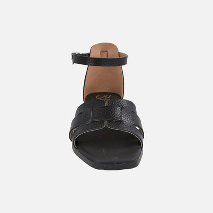 Sandalias de piel cerradas de talón con pulsera al tobillo