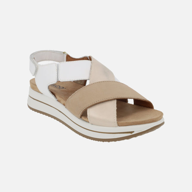 Sandalias de tiras cruzadas en beige y blanco con cierre de velcro