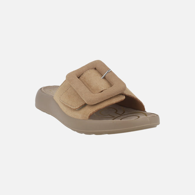 Sandalias pala en serraje camel con cierre de velcro