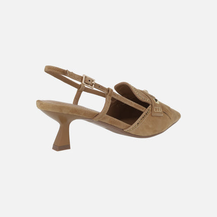 Zapatos destalonados en ante camel con copete de flecos A-Baikal