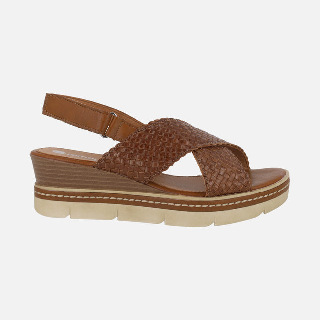 Sandalias de piel trenzada en color cuero con cierre de velcro