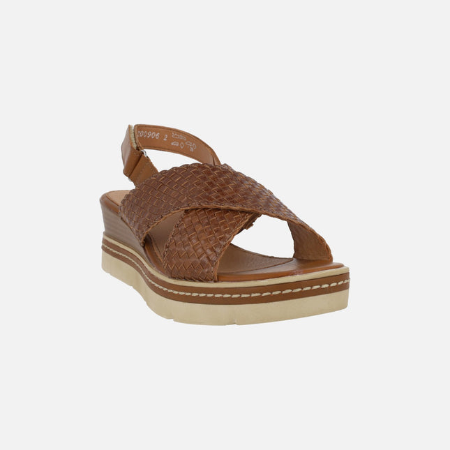 Sandalias de piel trenzada en color cuero con cierre de velcro