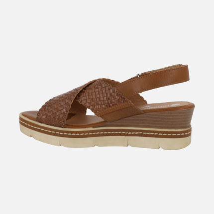 Sandalias de piel trenzada en color cuero con cierre de velcro