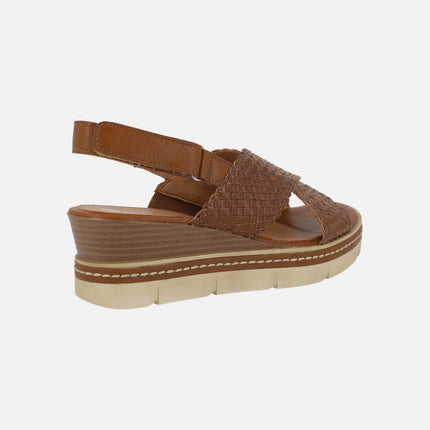 Sandalias de piel trenzada en color cuero con cierre de velcro