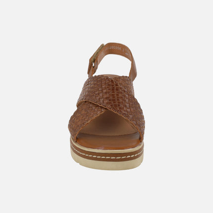 Sandalias de piel trenzada en color cuero con cierre de velcro