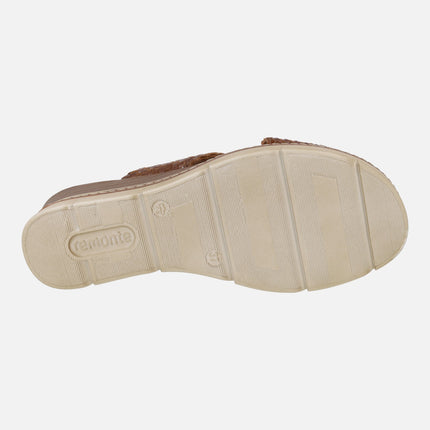 Sandalias de piel trenzada en color cuero con cierre de velcro
