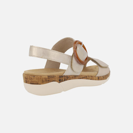 Sandalias de piel en combinado beige y dorado con cierre de velcro