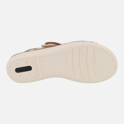Sandalias de piel en combinado beige y dorado con cierre de velcro