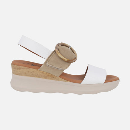 Sandalias de piel con cierre de velcro y adorno de hebilla