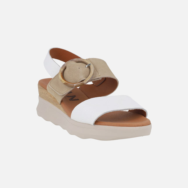 Sandalias de piel con cierre de velcro y adorno de hebilla