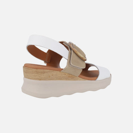 Sandalias de piel con cierre de velcro y adorno de hebilla