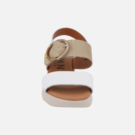 Sandalias de piel con cierre de velcro y adorno de hebilla