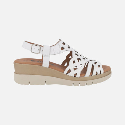 Sandalias de cuña en piel con troquelados