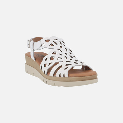 Sandalias de cuña en piel con troquelados