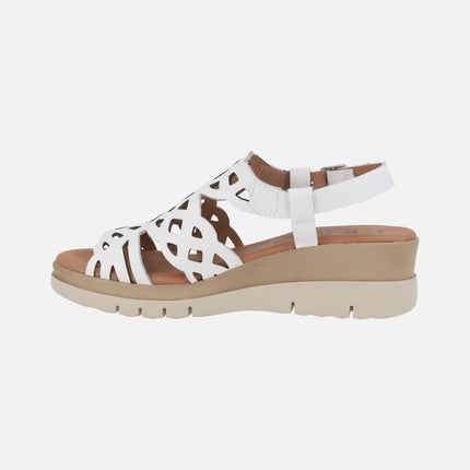 Sandalias de cuña en piel con troquelados