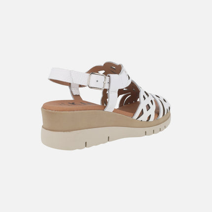 Sandalias de cuña en piel con troquelados