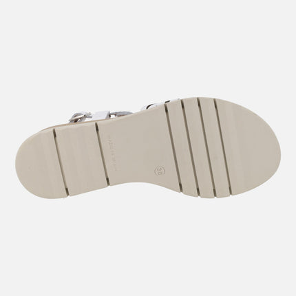 Sandalias de cuña en piel con troquelados