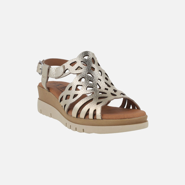 Sandalias de cuña en piel con troquelados