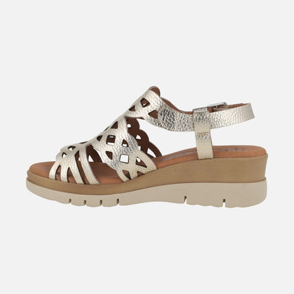 Sandalias de cuña en piel con troquelados