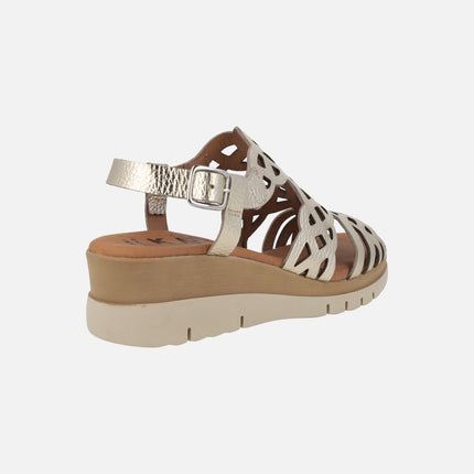 Sandalias de cuña en piel con troquelados