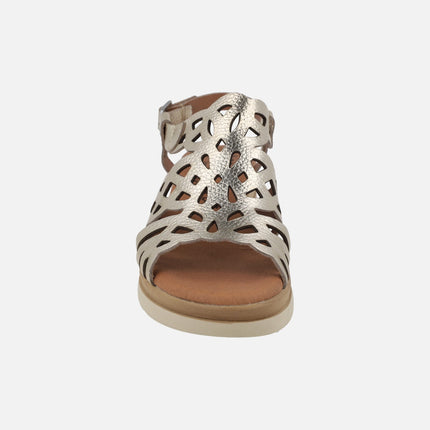 Sandalias de cuña en piel con troquelados