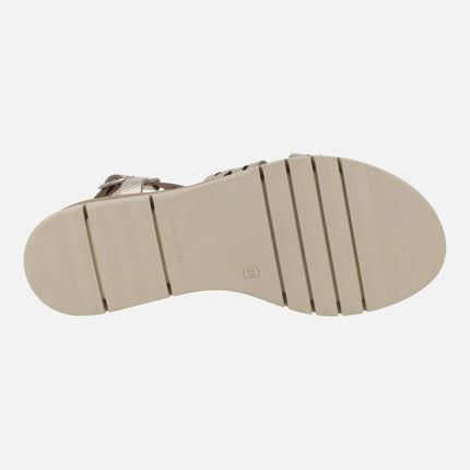 Sandalias de cuña en piel con troquelados