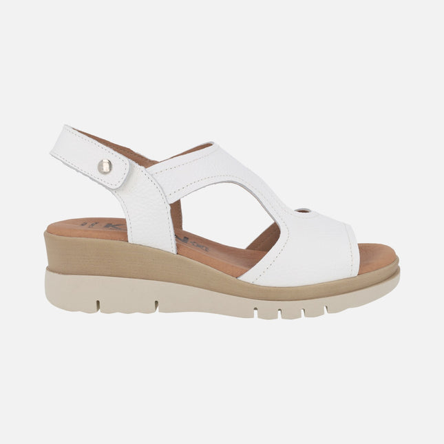 Sandalias de cuña en piel blanca con cierre de velcro
