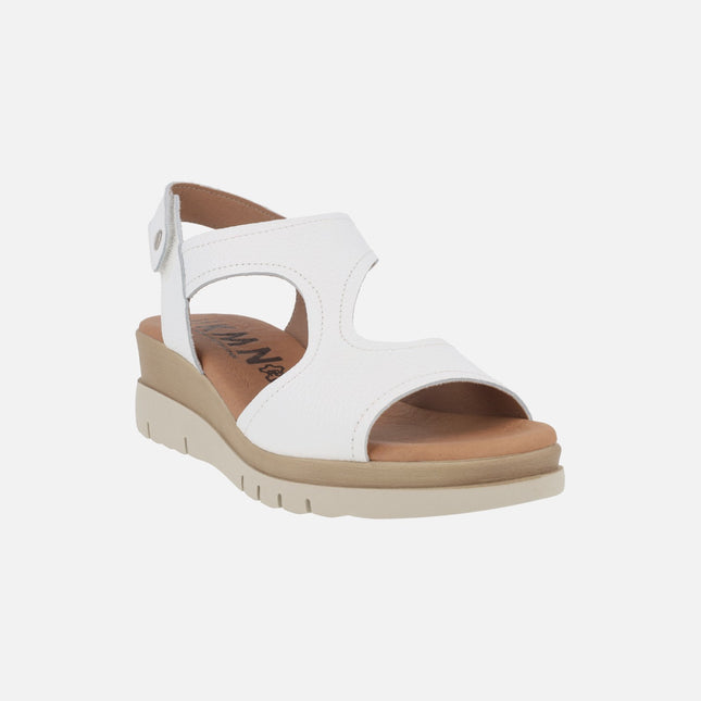 Sandalias de cuña en piel blanca con cierre de velcro