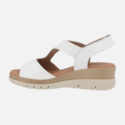 Sandalias de cuña en piel blanca con cierre de velcro