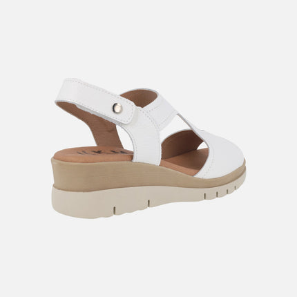 Sandalias de cuña en piel blanca con cierre de velcro
