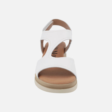 Sandalias de cuña en piel blanca con cierre de velcro