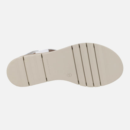 Sandalias de cuña en piel blanca con cierre de velcro