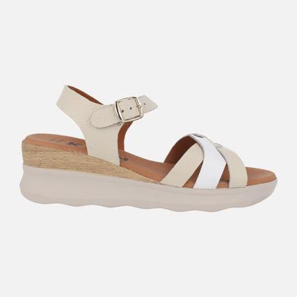 Sandalias de piel combinadas en beige y blanco con cierre de hebilla