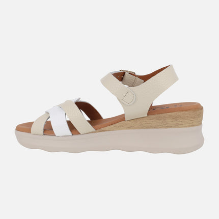 Sandalias de piel combinadas en beige y blanco con cierre de hebilla