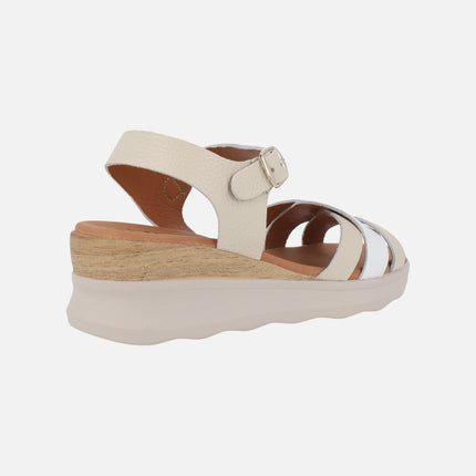Sandalias de piel combinadas en beige y blanco con cierre de hebilla