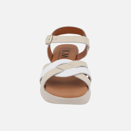 Sandalias de piel combinadas en beige y blanco con cierre de hebilla