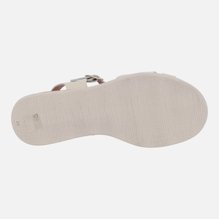 Sandalias de piel combinadas en beige y blanco con cierre de hebilla