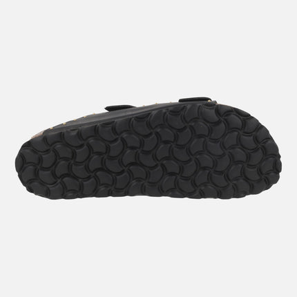 Sandalias bio en piel negra con tachas doradas y hebillas